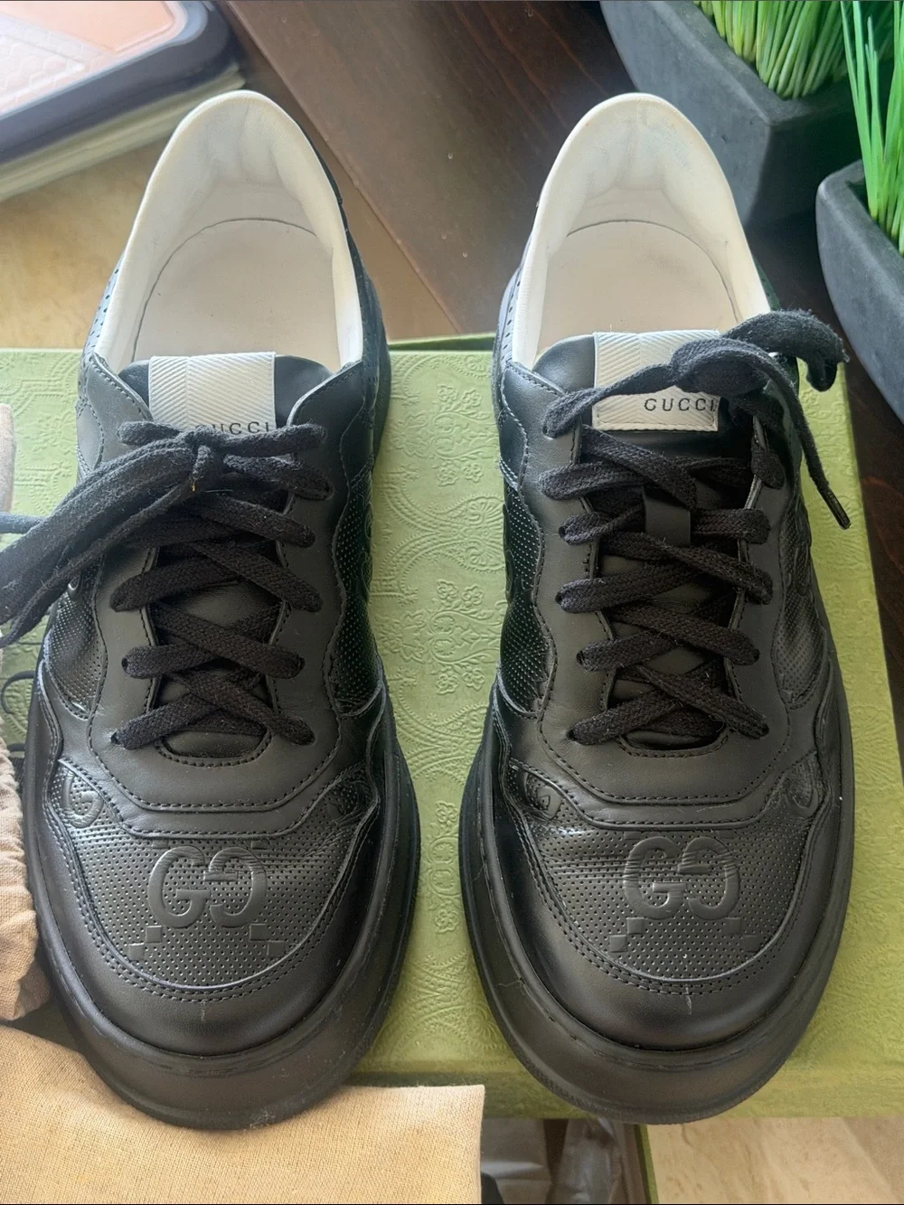 GUCCI 669582 1XL10 Black GG Emboss Leather Men's Sneakers
